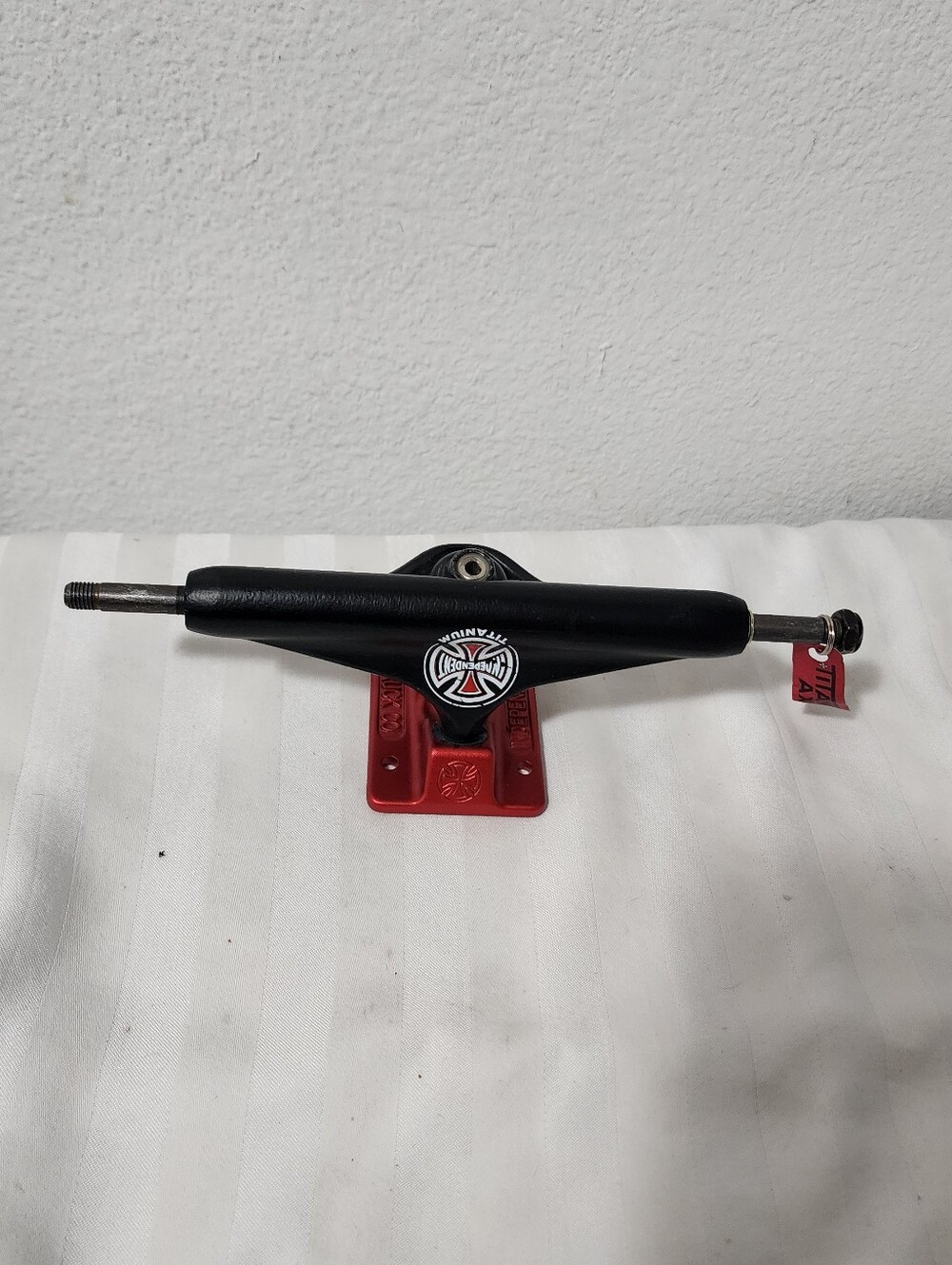 Independent Skateboard Truck Black with Red Baseplate 1 Truck Only